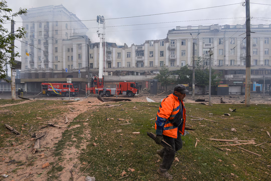 Пожежники працюють на місці житлового будинку, який постраждав від російського ракетного удару під час нападу Росії на Україну, у Дніпрі, Україна, 19 квітня 2024 року